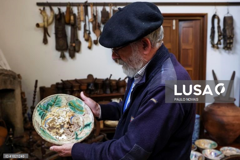 O investigador Aires Henriques examina um dos quase 100 pratos de louça tradicional "ratinho" que reúne no Solar do Povo Ratinho, em Pedrógão Grande, 31 de outubro de 2023. O tipo de louça "ratinho" está ligada aos antigos movimentos migratórios dos camponeses do Centro e do Norte para os trabalhos agrícolas sazonais do Sul. (ACOMPANHA TEXTO DA LUSA DO DIA 11 DE NOVEMBRO DE 2023). PAULO NOVAIS/LUSA