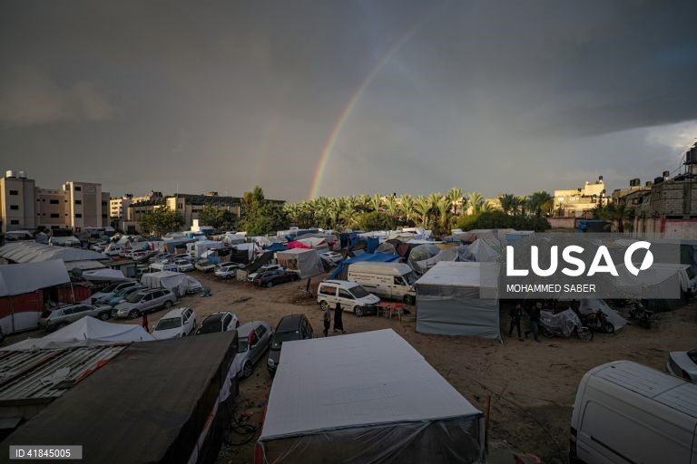 Palestinianos deslocados internamente procuram refúgio em Khan Younis