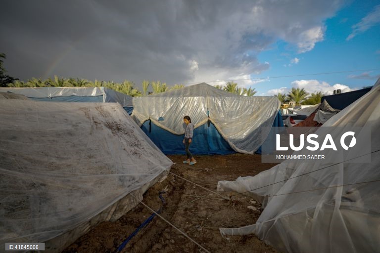 Palestinianos deslocados internamente procuram refúgio em Khan Younis