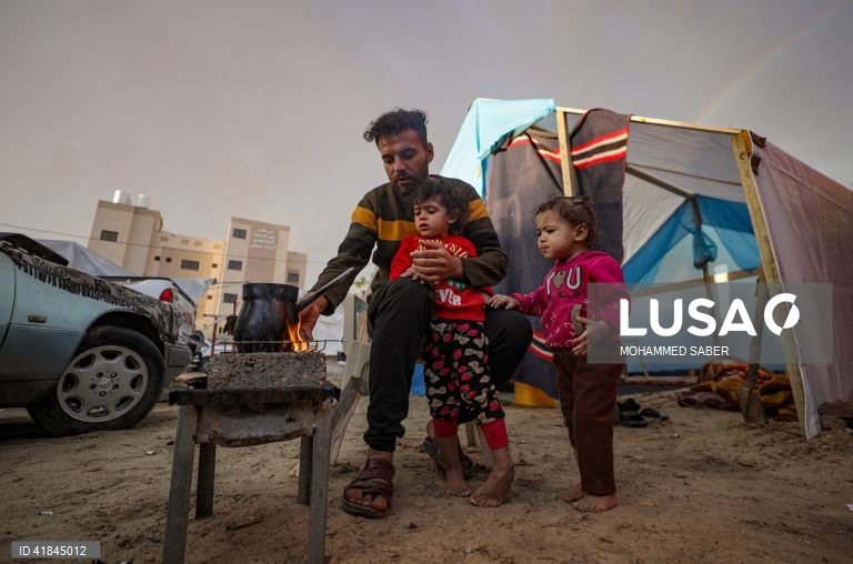 Palestinianos deslocados internamente procuram refúgio em Khan Younis