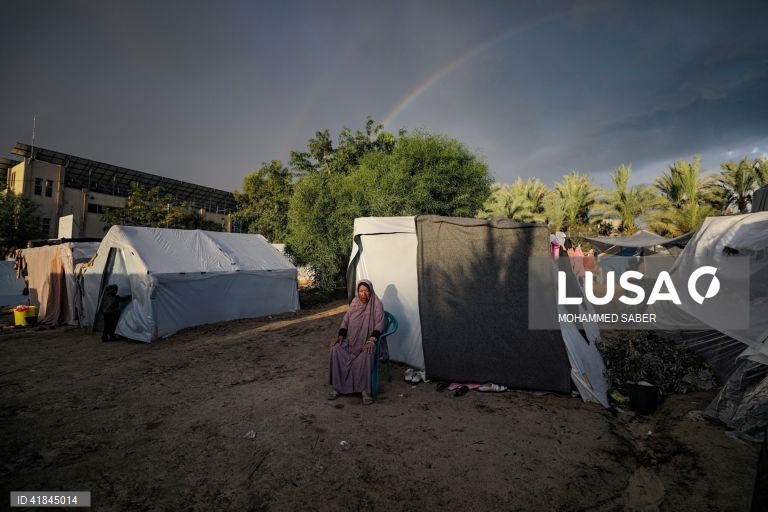 Palestinianos deslocados internamente procuram refúgio em Khan Younis