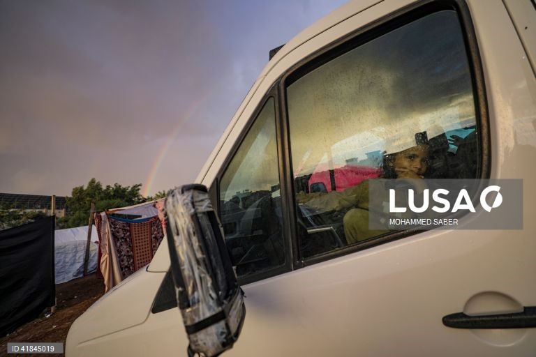 Palestinianos deslocados internamente procuram refúgio em Khan Younis