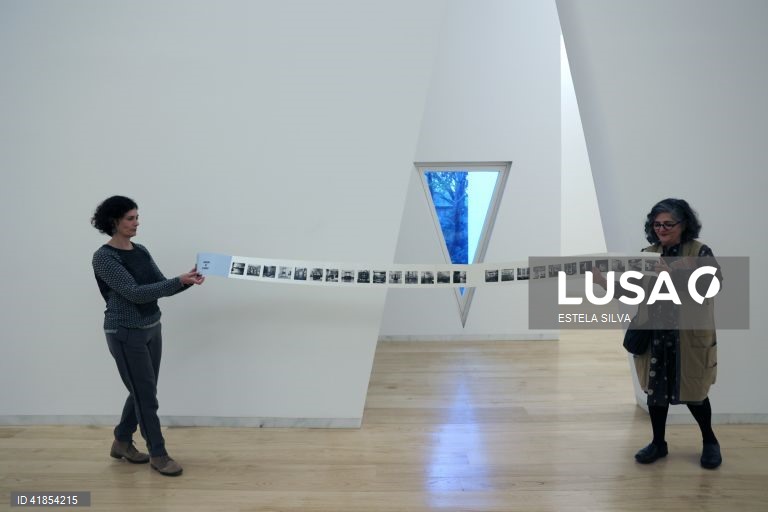 A artista Dayanita Singh (D) durante a visita de imprensa da sua exposição "Dayanita Singh: Dançando com a minha Câmara", no Museu de Serralves, 16 de Novembro, no Porto. ESTELA SILVA/LUSA