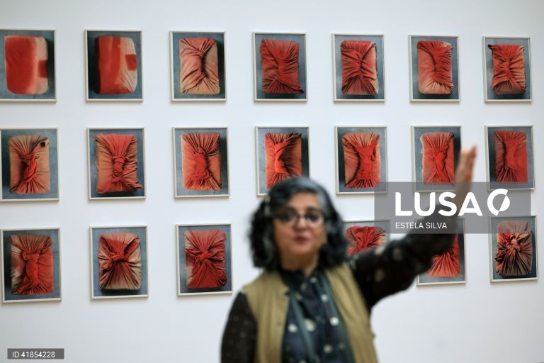 A artista Dayanita Singh durante a visita de imprensa da sua exposição "Dayanita Singh: Dançando com a minha Câmara", no Museu de Serralves, 16 de Novembro, no Porto. ESTELA SILVA/LUSA
