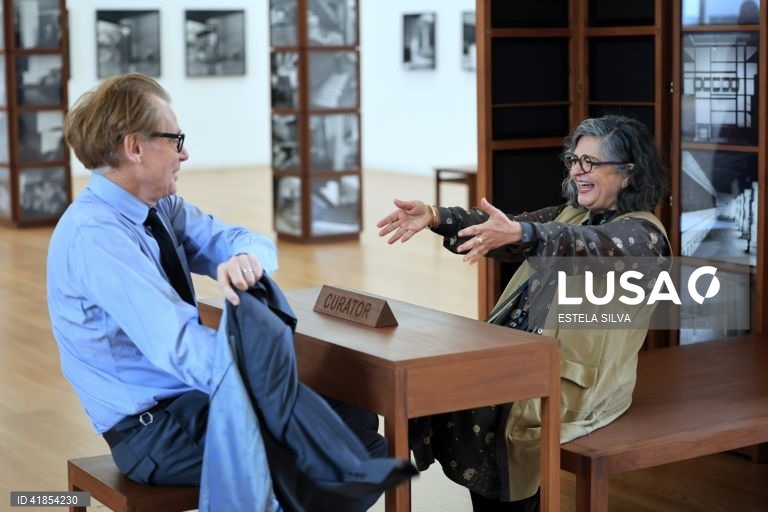 A artista Dayanita Singh (D) com Philippe Vergne com o diretor do Museu de Arte Contemporânea de Serralves durante a visita de imprensa da sua exposição "Dayanita Singh: Dançando com a minha Câmara", no Museu de Serralves, 16 de Novembro, no Porto. ESTELA SILVA/LUSA