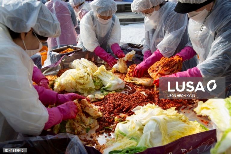 Coreia do Sul: Monges budistas fazem kimchi, couve fermentada, tradicional na Coreia