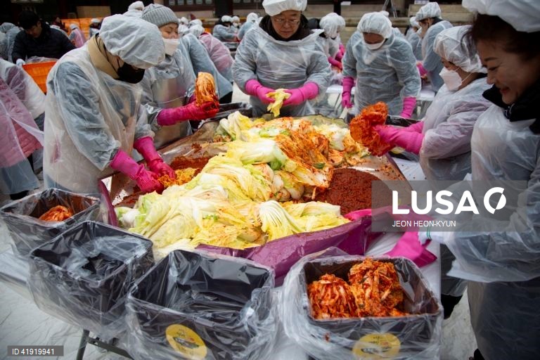 Coreia do Sul: Monges budistas fazem kimchi, couve fermentada, tradicional na Coreia