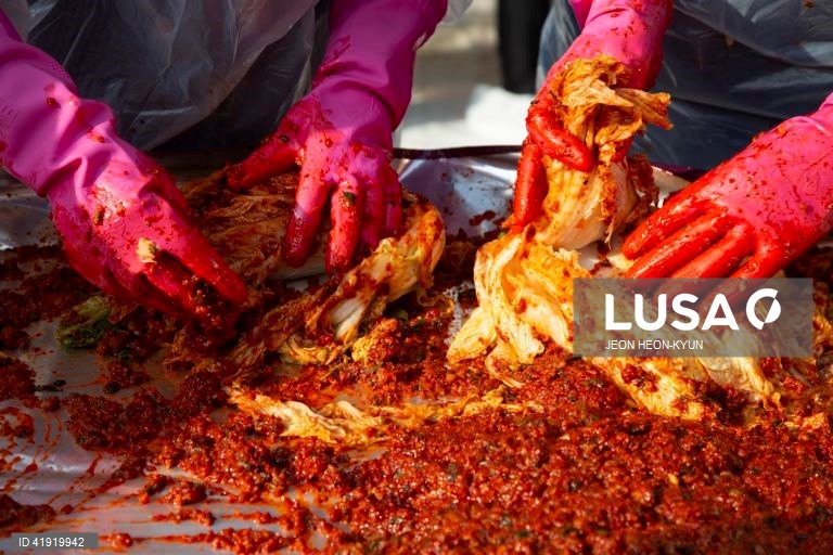 Coreia do Sul: Monges budistas fazem kimchi, couve fermentada, tradicional na Coreia