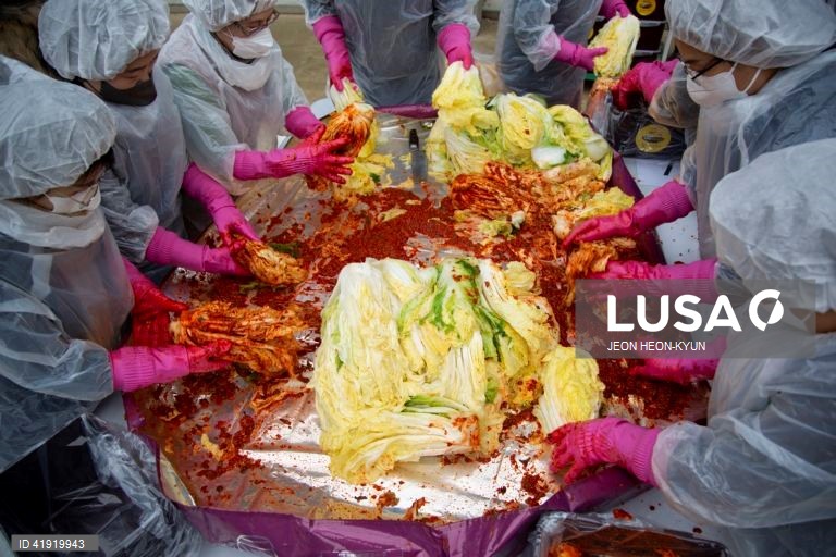 Coreia do Sul: Monges budistas fazem kimchi, couve fermentada, tradicional na Coreia