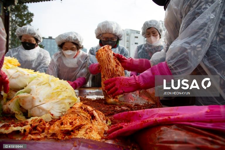 Coreia do Sul: Monges budistas fazem kimchi, couve fermentada, tradicional na Coreia