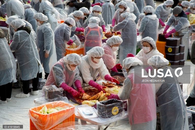 Coreia do Sul: Monges budistas fazem kimchi, couve fermentada, tradicional na Coreia