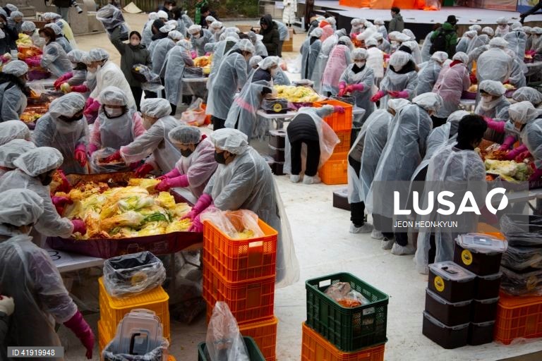 Coreia do Sul: Monges budistas fazem kimchi, couve fermentada, tradicional na Coreia