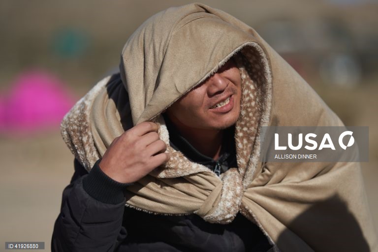 EUA: Migrantes esperam na fronteira entre os EUA e o México.