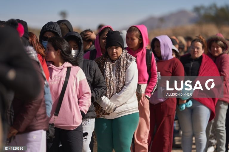 EUA: Migrantes esperam na fronteira entre os EUA e o México.
