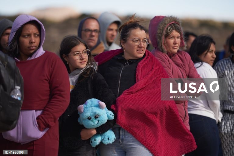 EUA: Migrantes esperam na fronteira entre os EUA e o México.