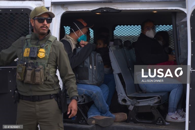 EUA: Migrantes esperam na fronteira entre os EUA e o México.