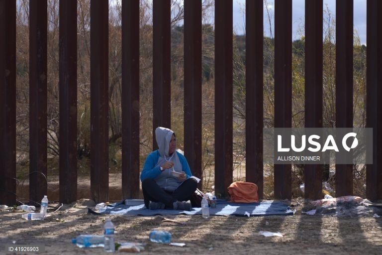 EUA: Migrantes esperam na fronteira entre os EUA e o México.