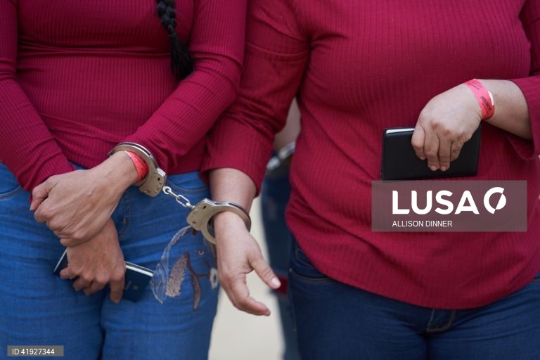 EUA: Migrantes esperam na fronteira entre os EUA e o México.