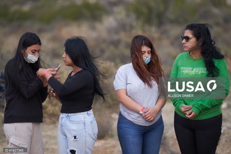 EUA: Migrantes esperam na fronteira entre os EUA e o México.