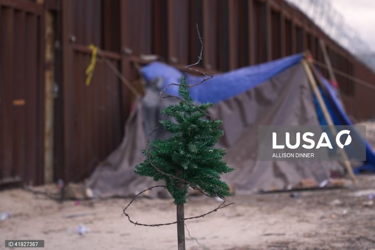 EUA: Migrantes esperam na fronteira entre os EUA e o México.