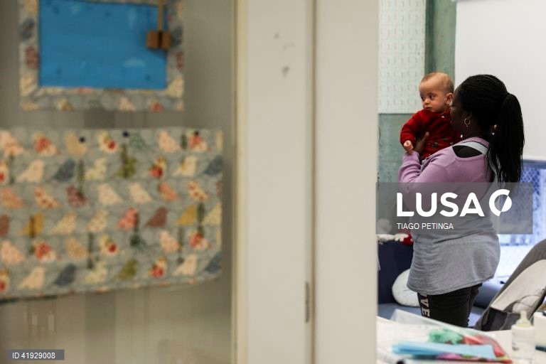 Uma auxiliar de educação e uma criança do Centro Infantil Maria Monserrate (CIMM), que enveredou por um projeto-piloto da creche com semana dos quatro dias, Lisboa 30 de novembro de 2023. (ACOMPANHA TEXTO DE 03 DE DEZEMBRO DE 2023). TIAGO PETINGA/LUSA