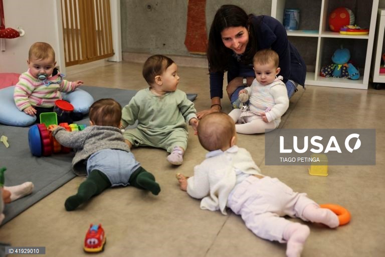 A auxiliar de educação do Centro Infantil Maria Monserrate (CIMM), Rute Ribeiro, que enveredou por um projeto-piloto da creche com semana dos quatro dias, Lisboa 30 de novembro de 2023. (ACOMPANHA TEXTO DE 03 DE DEZEMBRO DE 2023). TIAGO PETINGA/LUSA
