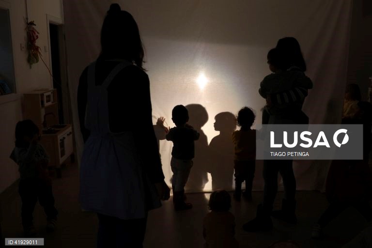 Auxiliares de educação e crianças do Centro Infantil Maria Monserrate (CIMM), que enveredou por um projeto-piloto da creche com semana dos quatro dias, Lisboa 30 de novembro de 2023. (ACOMPANHA TEXTO DE 03 DE DEZEMBRO DE 2023). TIAGO PETINGA/LUSA