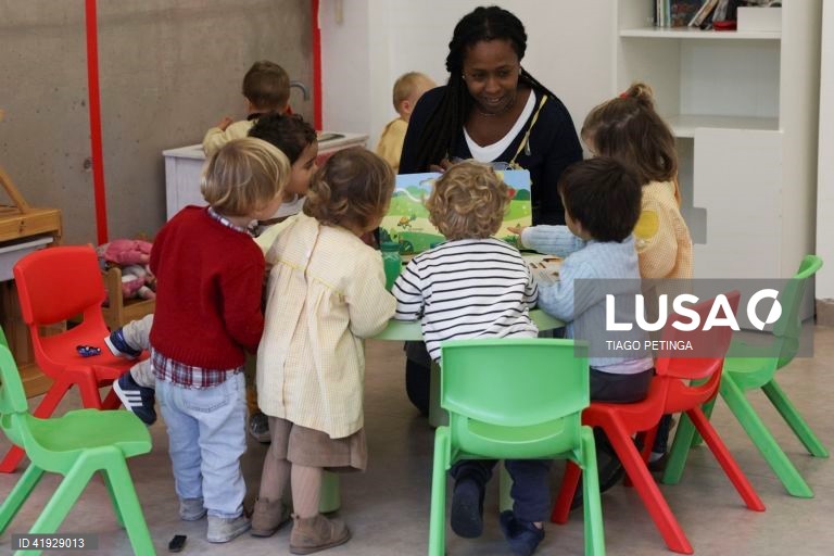 Uma auxiliar de educação e crianças do Centro Infantil Maria Monserrate (CIMM), que enveredou por um projeto-piloto da creche com semana dos quatro dias, Lisboa 30 de novembro de 2023. (ACOMPANHA TEXTO DE 03 DE DEZEMBRO DE 2023). TIAGO PETINGA/LUSA