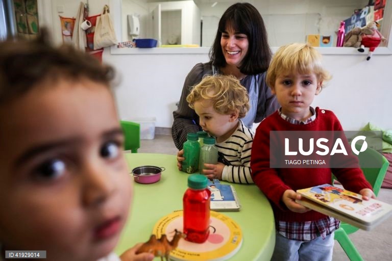 A educadora de infância do Centro Infantil Maria Monserrate (CIMM), Leonor Granate, que enveredou por um projeto-piloto da creche com semana dos quatro dias, Lisboa 30 de novembro de 2023. (ACOMPANHA TEXTO DE 03 DE DEZEMBRO DE 2023). TIAGO PETINGA/LUSA