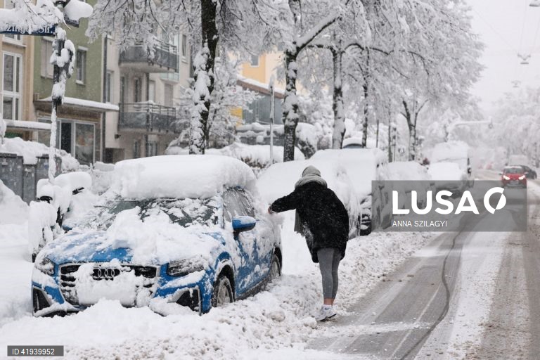 Neve em Munique, Alemanha. Segundo a Deutsche Bahn (DB), várias linhas de caminho de ferro em torno da capital do estado da Baviera, Munique, tiveram de ser encerradas durante a noite. Prevê-se que a queda de neve continue ao longo do dia no sul e sudeste da Alemanha, com 20 a 40 cm de neve a cobrir algumas áreas da Baviera, seguida de geada e condições parcialmente escorregadias, alertou o Serviço Meteorológico Alemão.
