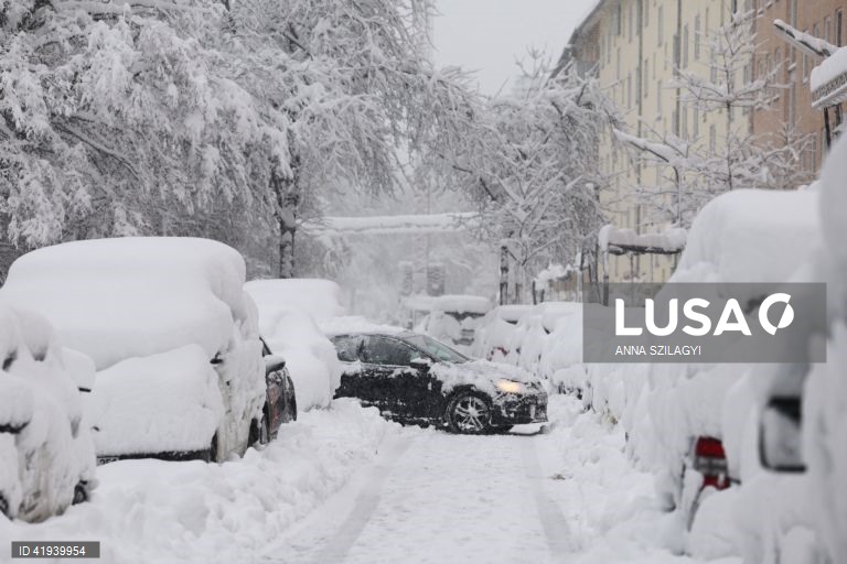 Neve em Munique, Alemanha. Segundo a Deutsche Bahn (DB), várias linhas de caminho de ferro em torno da capital do estado da Baviera, Munique, tiveram de ser encerradas durante a noite. Prevê-se que a queda de neve continue ao longo do dia no sul e sudeste da Alemanha, com 20 a 40 cm de neve a cobrir algumas áreas da Baviera, seguida de geada e condições parcialmente escorregadias, alertou o Serviço Meteorológico Alemão.