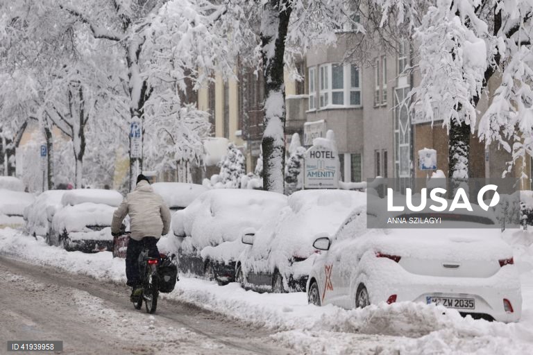 Neve em Munique, Alemanha. Segundo a Deutsche Bahn (DB), várias linhas de caminho de ferro em torno da capital do estado da Baviera, Munique, tiveram de ser encerradas durante a noite. Prevê-se que a queda de neve continue ao longo do dia no sul e sudeste da Alemanha, com 20 a 40 cm de neve a cobrir algumas áreas da Baviera, seguida de geada e condições parcialmente escorregadias, alertou o Serviço Meteorológico Alemão.