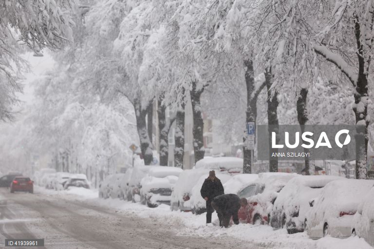 Neve em Munique, Alemanha. Segundo a Deutsche Bahn (DB), várias linhas de caminho de ferro em torno da capital do estado da Baviera, Munique, tiveram de ser encerradas durante a noite. Prevê-se que a queda de neve continue ao longo do dia no sul e sudeste da Alemanha, com 20 a 40 cm de neve a cobrir algumas áreas da Baviera, seguida de geada e condições parcialmente escorregadias, alertou o Serviço Meteorológico Alemão.