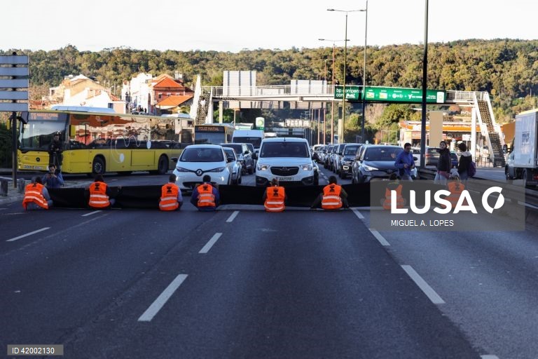 Ativistas da Climáximo bloqueiam o acesso a Lisboa pela A5 durante uma ação de protesto, 14 de dezembro de 2023. MIGUEL A. LOPES/LUSA