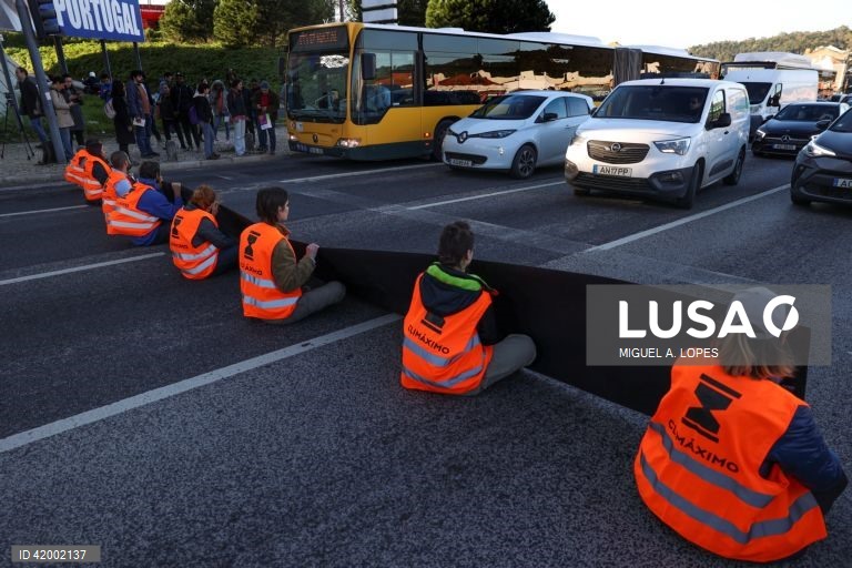 Ativistas da Climáximo bloqueiam o acesso a Lisboa pela A5 durante uma ação de protesto, 14 de dezembro de 2023. MIGUEL A. LOPES/LUSA