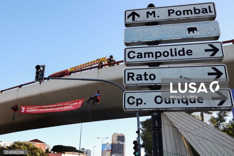 Ativistas da Climáximo encontram-se suspensos na ponte rodoviária sobre a entrada a Lisboa pela A5 durante um bloqueio ao acesso à capital numa ação de protesto, 14 de dezembro de 2023. MIGUEL A. LOPES/LUSA