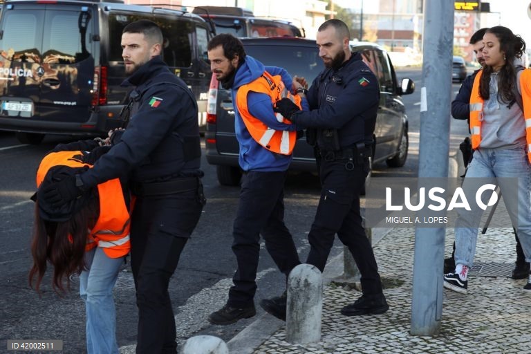 Agentes da Polícia detêm ativistas da Climáximo que bloqueiam o acesso a Lisboa pela A5 durante uma ação de protesto, 14 de dezembro de 2023. MIGUEL A. LOPES/LUSA