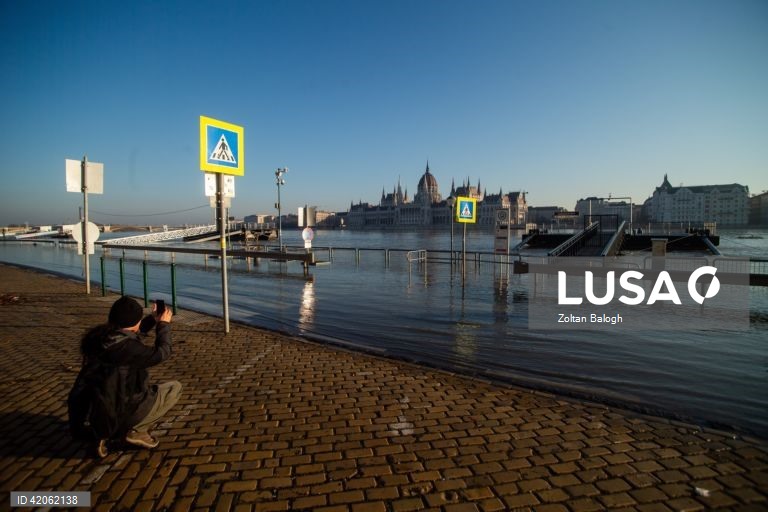 Hungria: Rio Danúbio provoca cheias em Budapeste