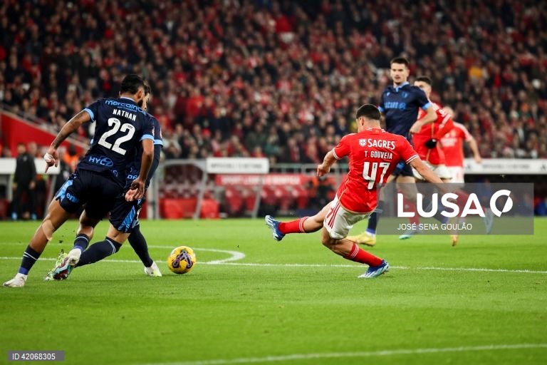 Futebol: Benfica vs Famalicão