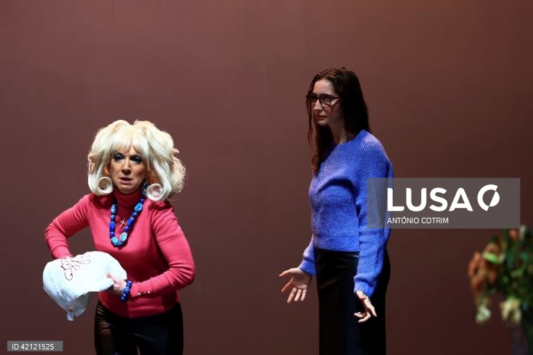Ensaio de imprensa da peça "Definitivamente as Bahamas" de Martin Crimp, com encenação de Ricardo Neves-Neves e interpretação de Custódia Gallego, Marques D’Arede e Cristina Gayoso Rey, numa produção Teatro do Elétrico. A peça é apresentada dia 19 de janeiro no Cineteatro Louletano, em Loulé,  em Loures, 10 de janeiro de 2024. ANTÓNIO COTRIM/LUSA