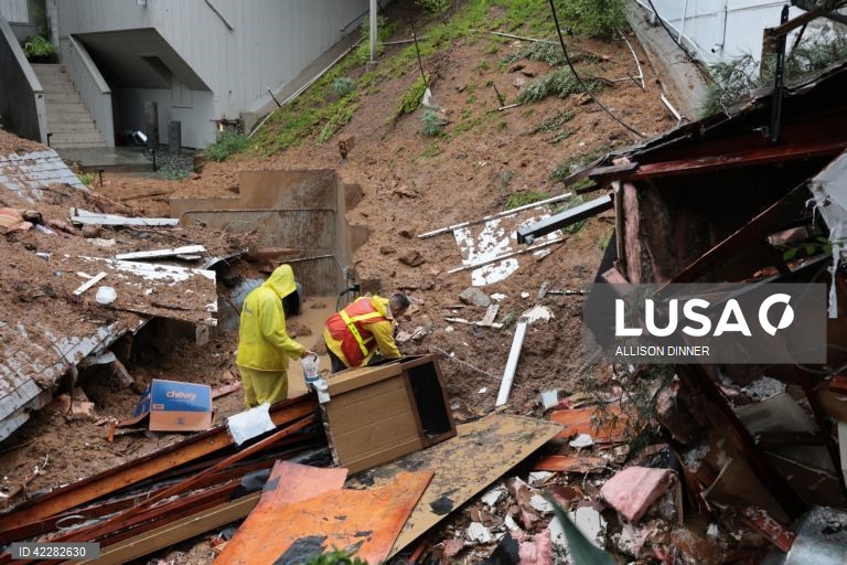 Los Angeles: tempestade traz chuvas torrenciais e ventos fortes