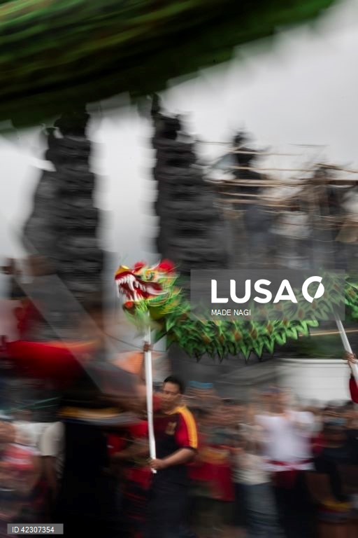 Um grupo de dançarinos executa a tradicional dança do dragão chinesa durante as celebrações da véspera do Ano Novo Lunar Chinês num templo em Kuta, Bali, Indonésia.