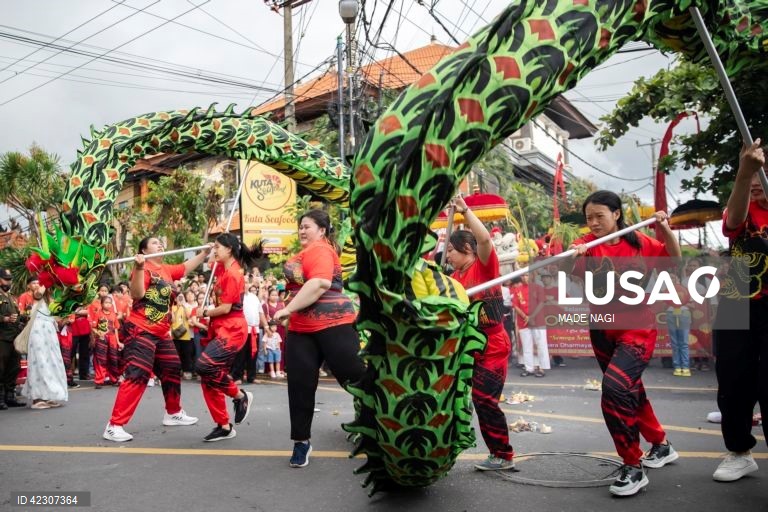 Um grupo de dançarinos executa a tradicional dança do dragão chinesa durante as celebrações da véspera do Ano Novo Lunar Chinês num templo em Kuta, Bali, Indonésia.