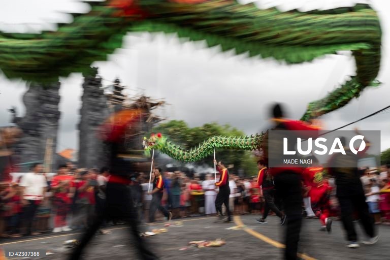 Um grupo de dançarinos executa a tradicional dança do dragão chinesa durante as celebrações da véspera do Ano Novo Lunar Chinês num templo em Kuta, Bali, Indonésia.