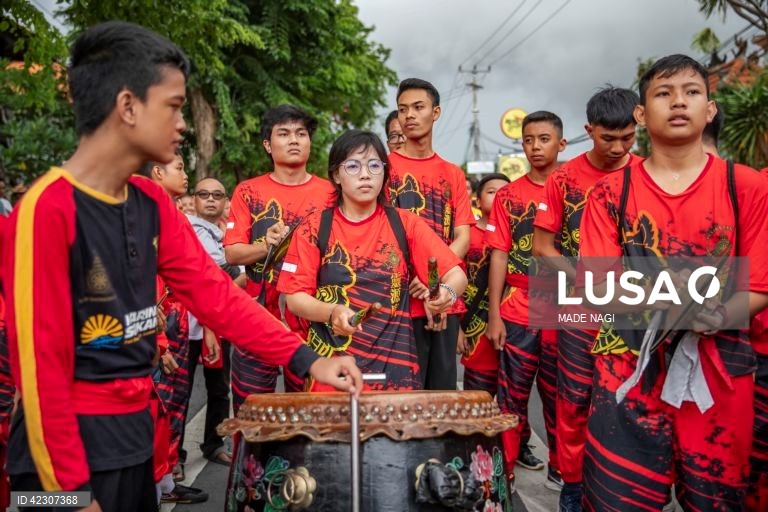 Um grupo de dançarinos executa a tradicional dança do dragão chinesa durante as celebrações da véspera do Ano Novo Lunar Chinês num templo em Kuta, Bali, Indonésia.