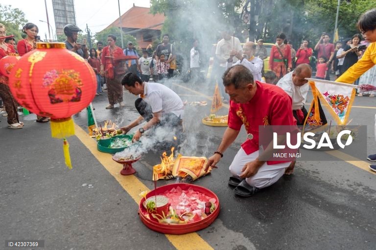Um grupo de dançarinos executa a tradicional dança do dragão chinesa durante as celebrações da véspera do Ano Novo Lunar Chinês num templo em Kuta, Bali, Indonésia.