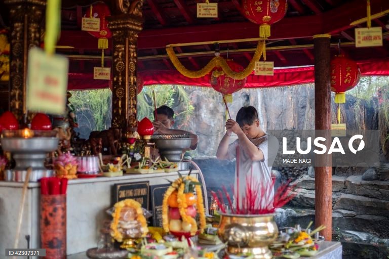 Um grupo de dançarinos executa a tradicional dança do dragão chinesa durante as celebrações da véspera do Ano Novo Lunar Chinês num templo em Kuta, Bali, Indonésia.