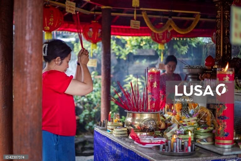 Um grupo de dançarinos executa a tradicional dança do dragão chinesa durante as celebrações da véspera do Ano Novo Lunar Chinês num templo em Kuta, Bali, Indonésia.