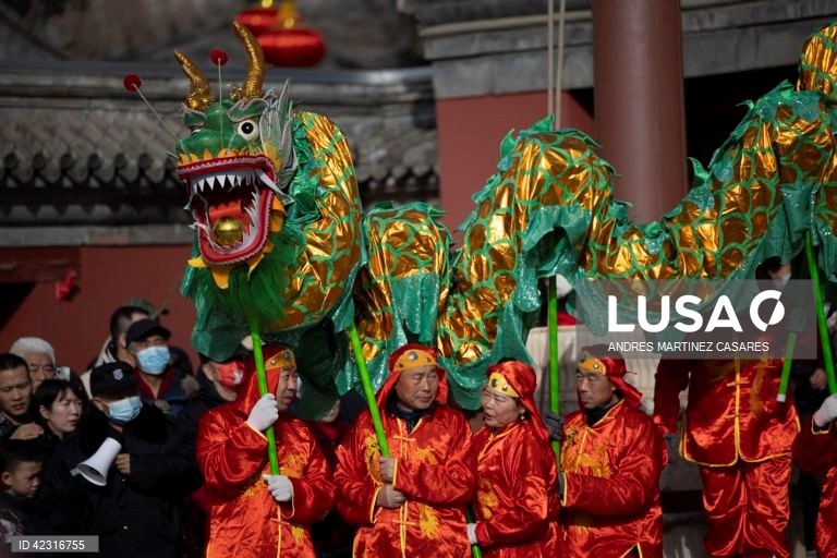 Artistas em ação durante uma dança do dragão no Templo Dongyue em Pequim, China. As celebrações do Ano Novo Lunar do Dragão estão a decorrer em toda a China durante a semana do Festival da primavera.  