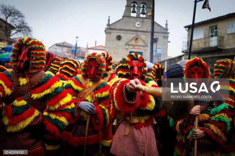 Entrudo Chocalheiro com caretos em Macedo de Cavaleiros